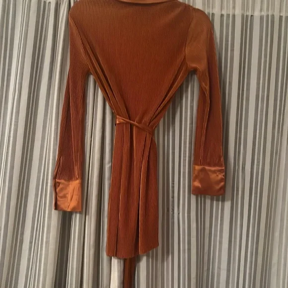 Women’s RO & DE Rust SUper Cute Mini Dress, or Long Shirt. Satin Cuffs. Small. - Picture 2 of 5